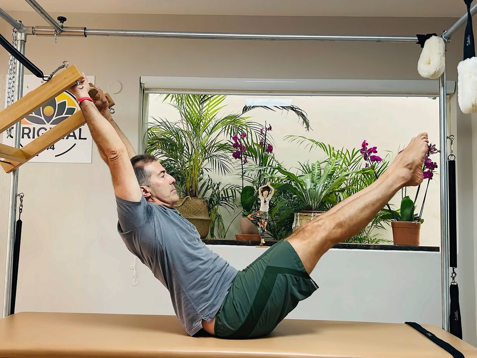 Aluno em exercício teaser no Cadillac, com plantas ao fundo.